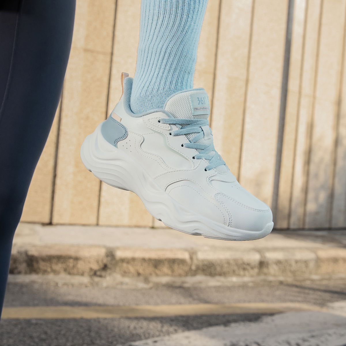 灵珑丨361°女鞋跑步鞋新款全黑运动鞋皮面防水轻便跑鞋高清大图