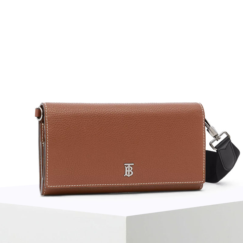 预订 BURBERRY 博柏利 粒纹皮革钱夹(含可拆式背带)斜挎包 8025532
