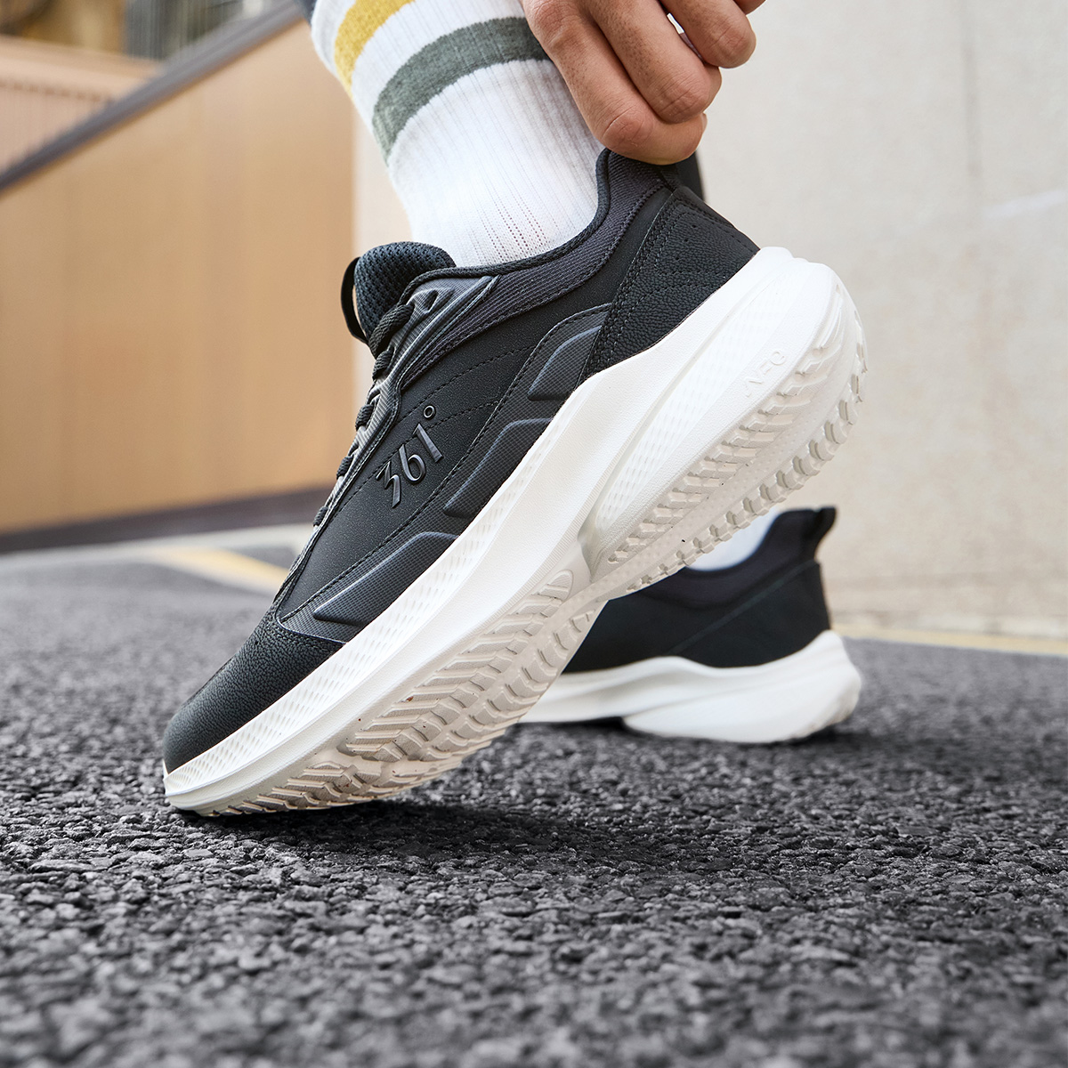 361°男鞋运动鞋新款全黑鞋子皮面舒适跑鞋轻便回弹跑步鞋男高清大图