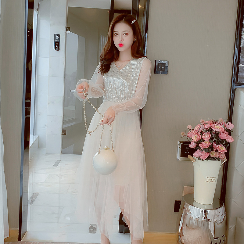 无畏衣衣2020早春新款气质女神范V领亮片网纱连衣裙女中长款喇叭袖女