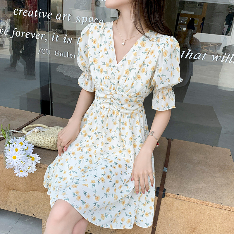 2022年新款法式V领短袖泡泡袖中裙子收腰显瘦碎花连衣裙