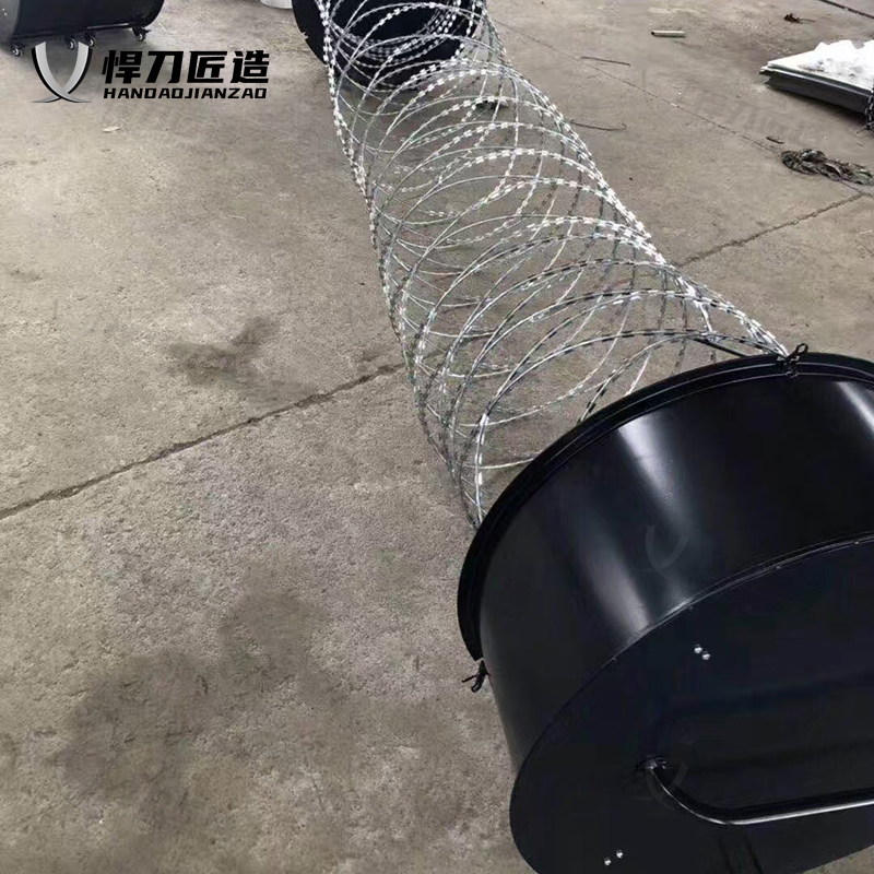 悍刀匠造 防爬网阻隔网封控单圈蛇腹型铁丝网伸缩保防撞 防护防爬网单圈(蓝黑色)10米 HDJ-404S-J001H高清大图