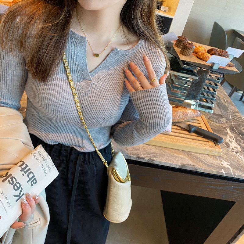 [2.5折价56元]唐狮秋冬新款女V领净色修身长袖打底衫简约百搭时髦韩版潮流