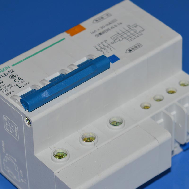 正泰 漏电断路器 DZ47LE-32A/3 3 380V 20A