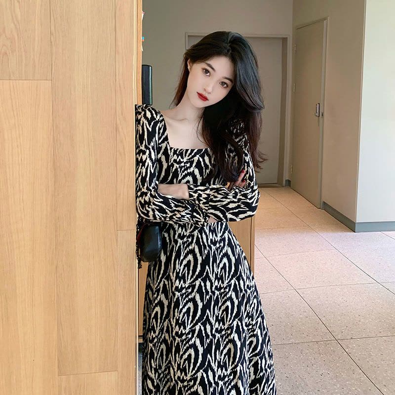 美动态大码女装碎花连衣裙2022春季胖mm法式复古赫本风方领长裙图片