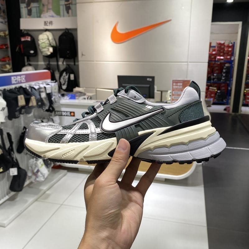 NIKE耐克跑步鞋V2K RUN轻便透气低帮男鞋运动鞋HJ4497-300 C