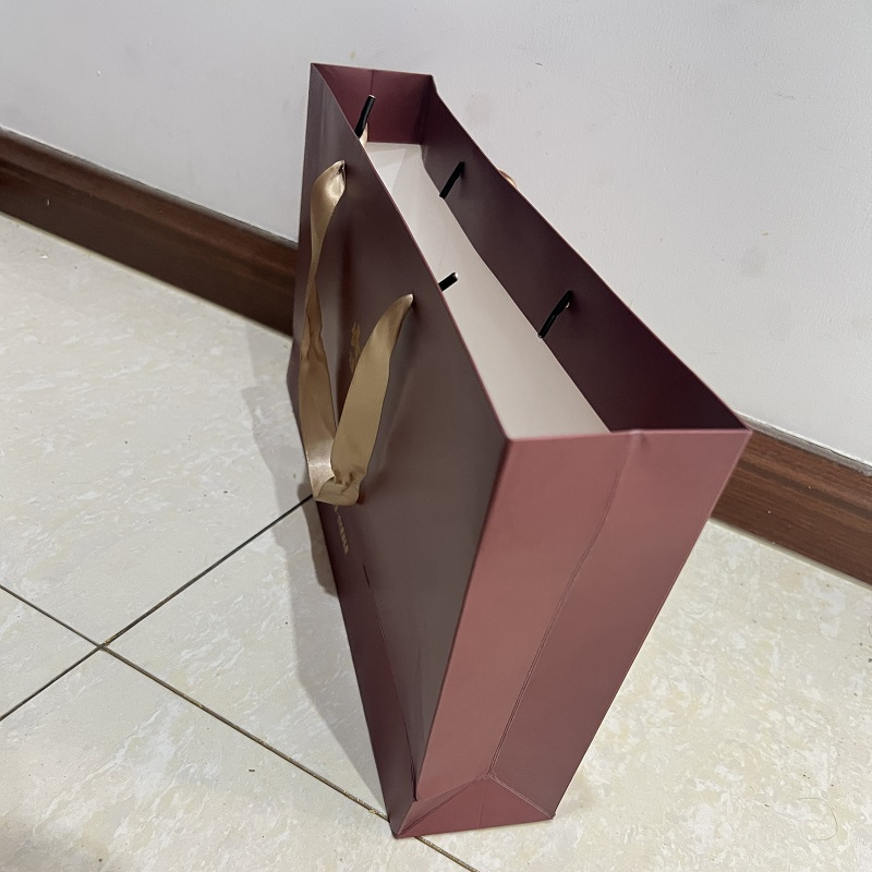 中锐智采白卡定制礼品手提袋竖款材质:250克白卡 印刷工艺:四色一专印刷 是否覆膜:哑膜 尺寸:230*50*360mm