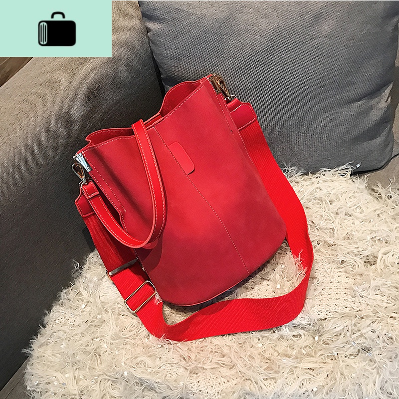 包包女2020新款潮韩版百搭斜挎单肩磨砂大容量时尚休闲宽带水桶包NEWLAKE 红色