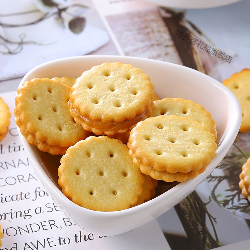 麦芽饼干咸蛋黄夹心黑糖味休闲糕点饼干小圆饼零食散装整箱批发