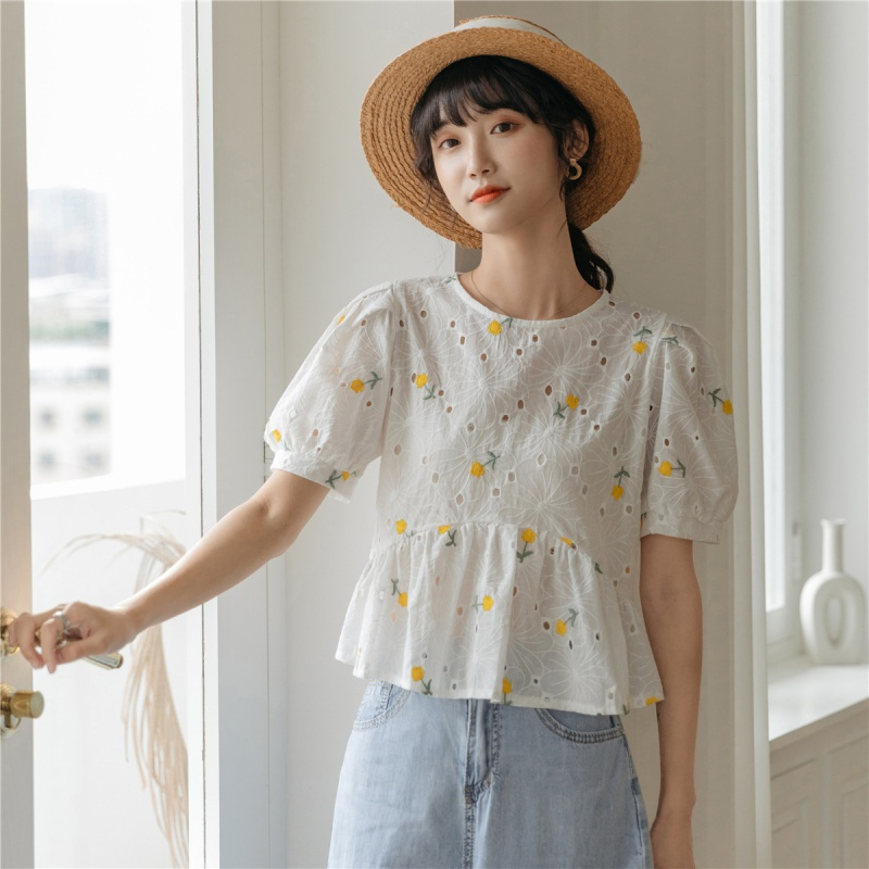 圆领刺绣镂空钩花设计宽松泡泡袖娃娃衬衫