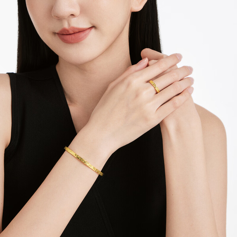 周大福碎碎冰碎金金碎冰冰足金黄金戒指女宽版(工费:460计价)EOF1277高清大图