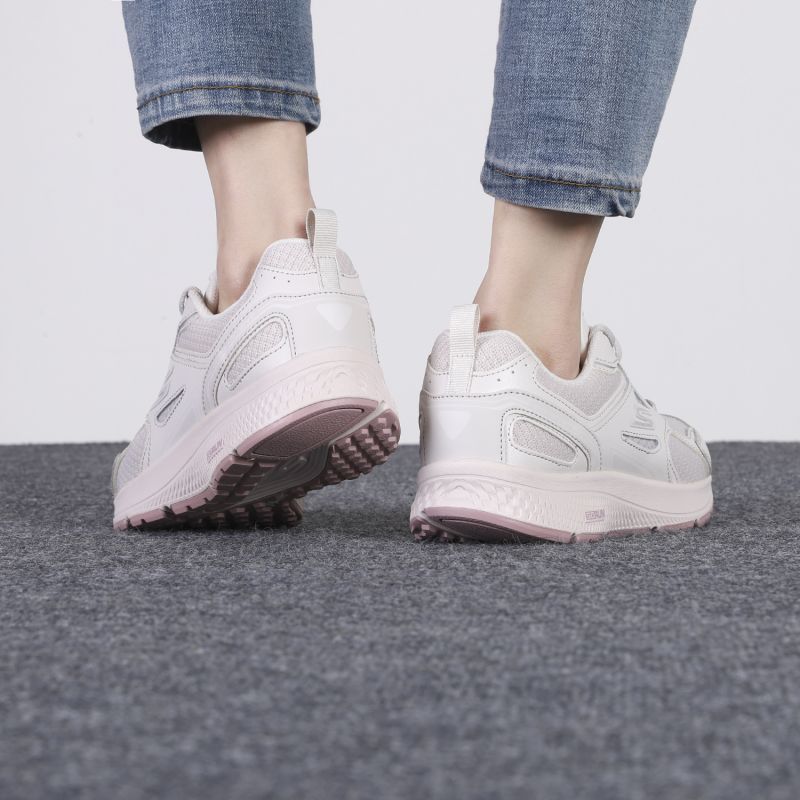 Skechers斯凯奇女鞋新款网面透气运动鞋减震跑步鞋128075-NAT ZP