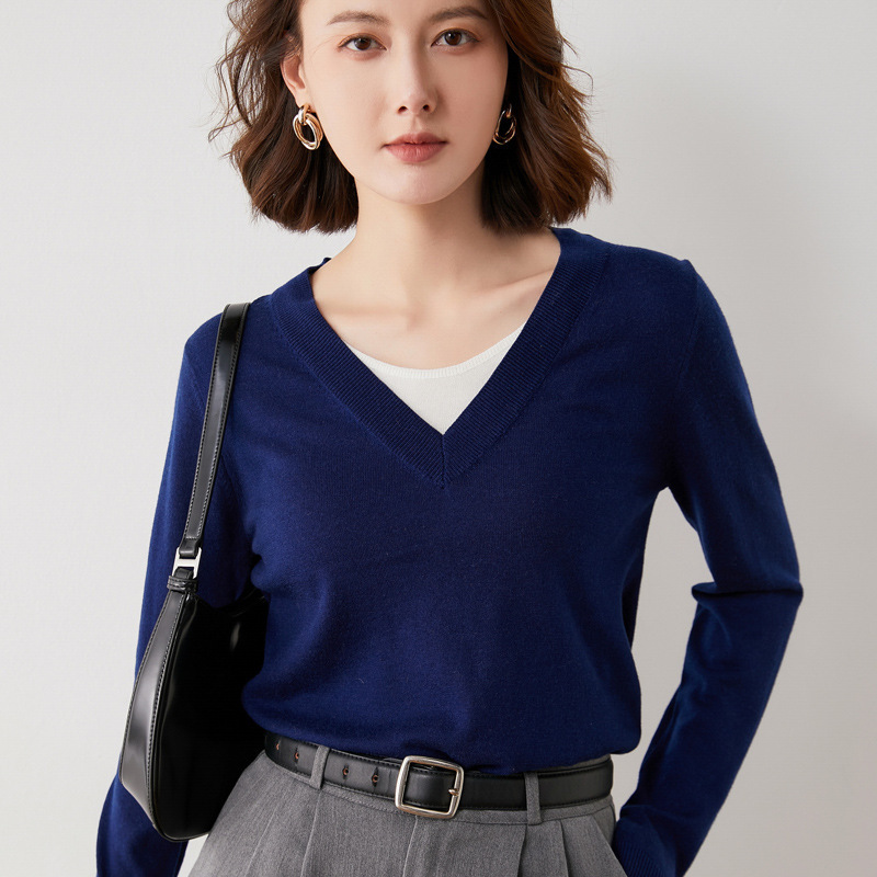策恩公牛2021年早秋薄款女士低v领针织打底衫宽松套头拼接羊毛衫百搭