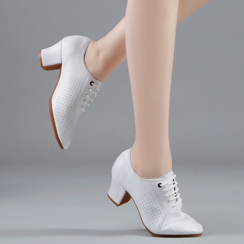 白色真皮拉丁舞鞋女成人软底教师鞋摩登广场鞋中跟交谊摩登跳舞鞋