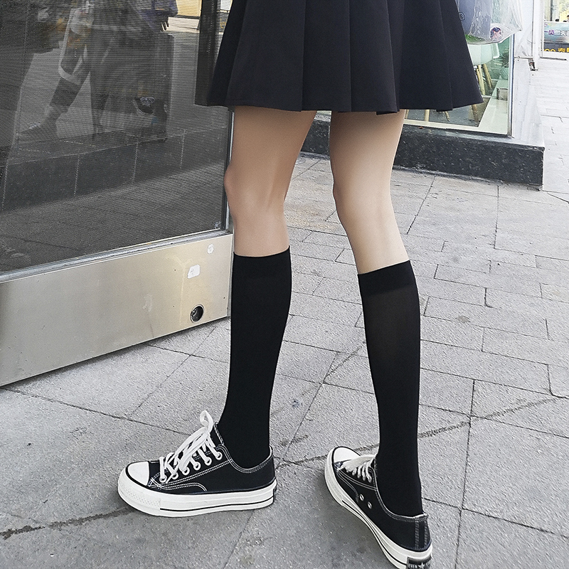 对于很多小姐姐来说,穿长筒袜是最好不过的,这款袜子采用了修身的设计