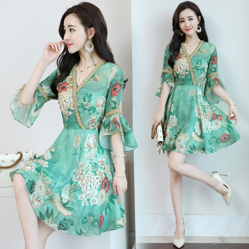 雪纺连衣裙女士夏款新品仙女碎花显瘦韩版小个子修身喇叭袖度假裙