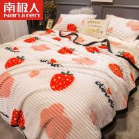 南极人双面珊瑚绒冬加厚四季毛毯法兰绒盖毯子水晶绒床单小午睡毯 大草莓 180*200cm双人毯-约1.8斤