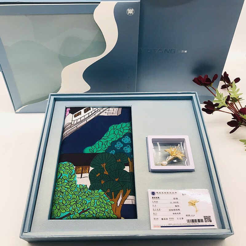 丝语棠 亭亭玉立礼盒(1.90真丝方巾 ;2.珍珠胸针)高清大图