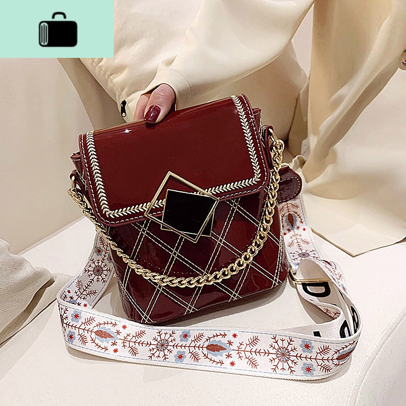 流行小包包女2020新款潮韩版菱格绣线水桶包网红漆皮宽肩带斜挎包NEWLAKE 红色