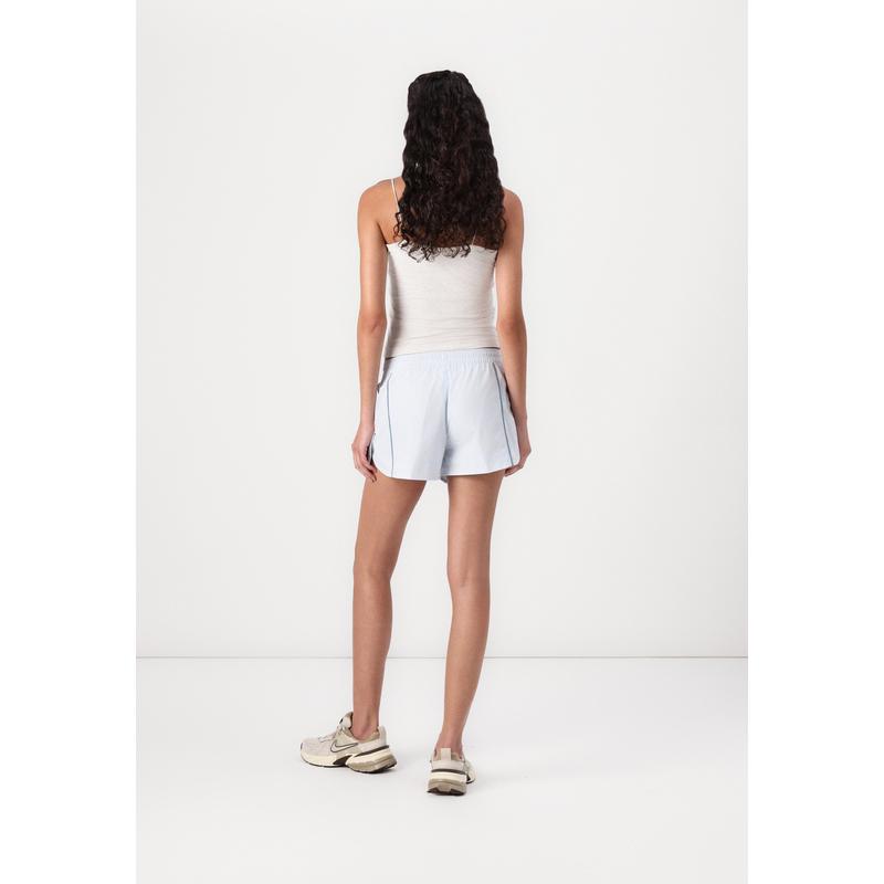 Nike女款短款运动裤清新蓝色调侧口袋设计透气舒适高清大图