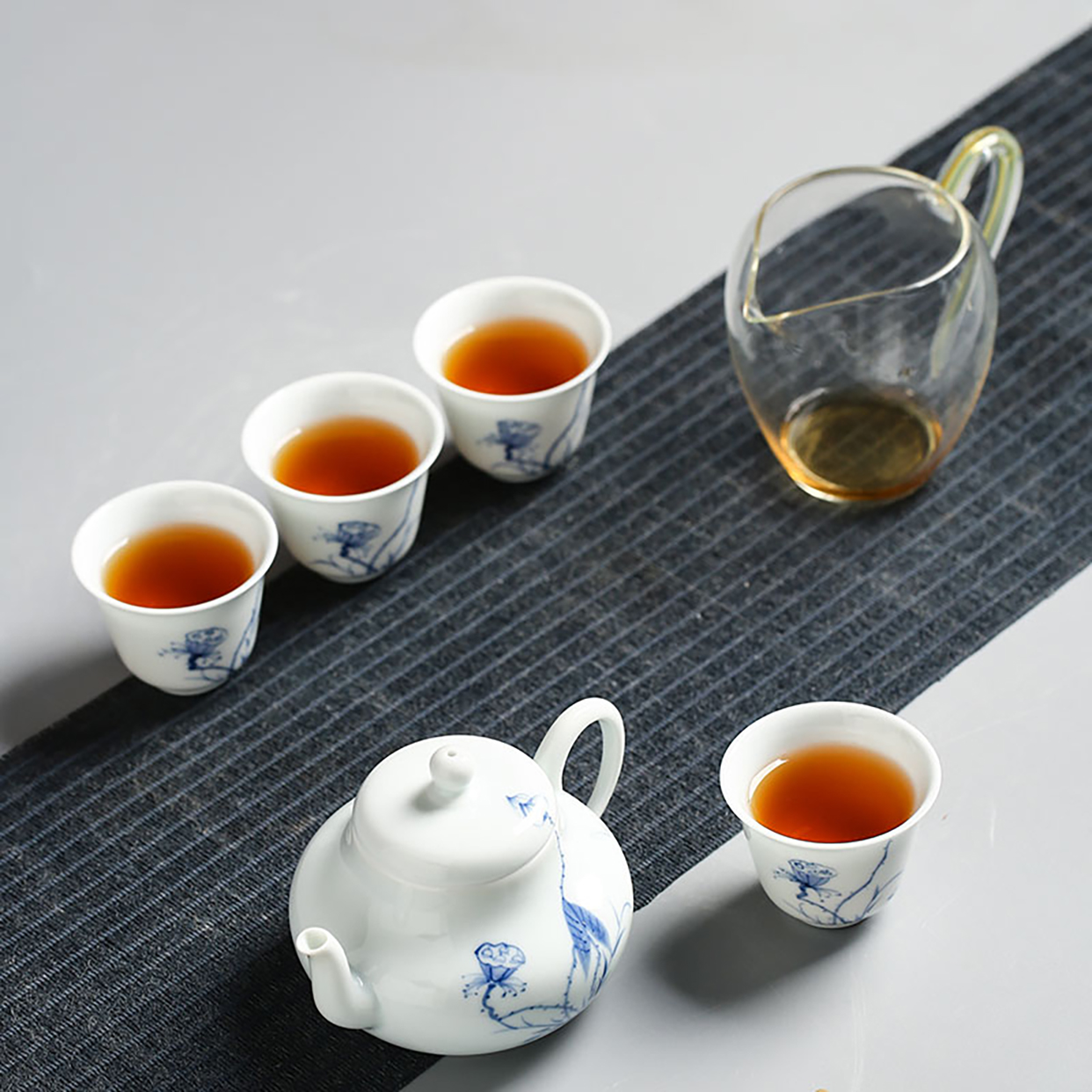 昌南 陶瓷手绘青花茶具套装一壶四杯一公道杯精致六头 鱼嬉莲间高清大图