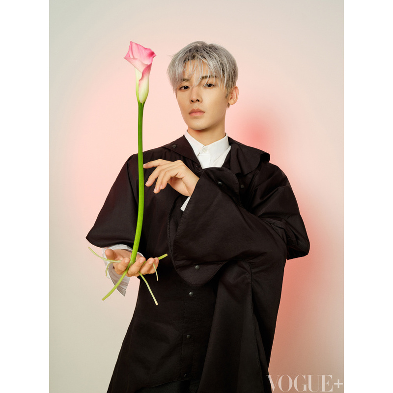 [正版]VOGUE+十月 侯明昊内页+店赠小卡VOGUE 服饰与美容杂志2023年10月 异人之下 侯明昊内页 王也