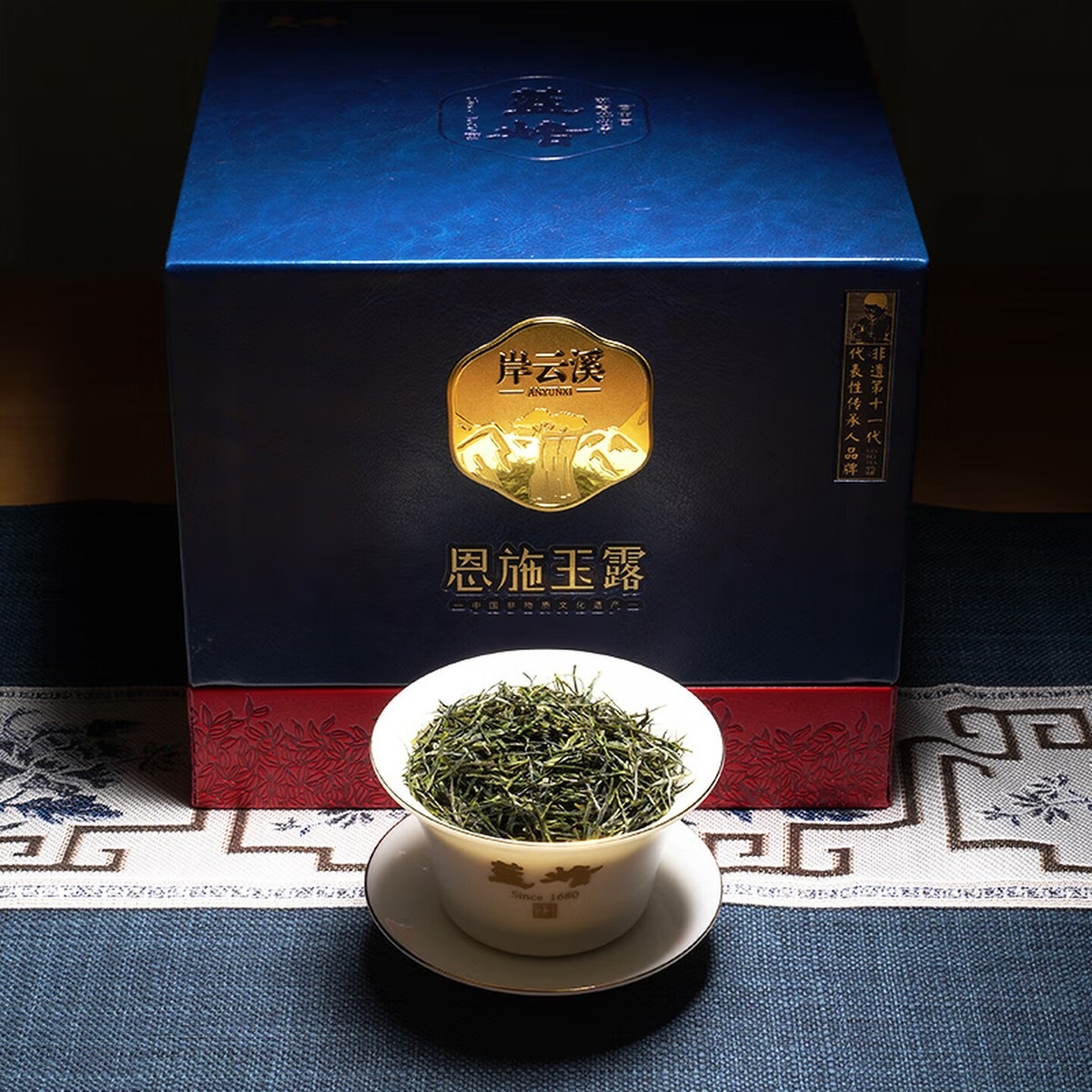 蓝焙恩施玉露 2026年新茶 明前头采特级 蒸青针形绿茶 岸云溪168克 皮质礼盒+陶瓷罐+手提袋(42*4)高清大图