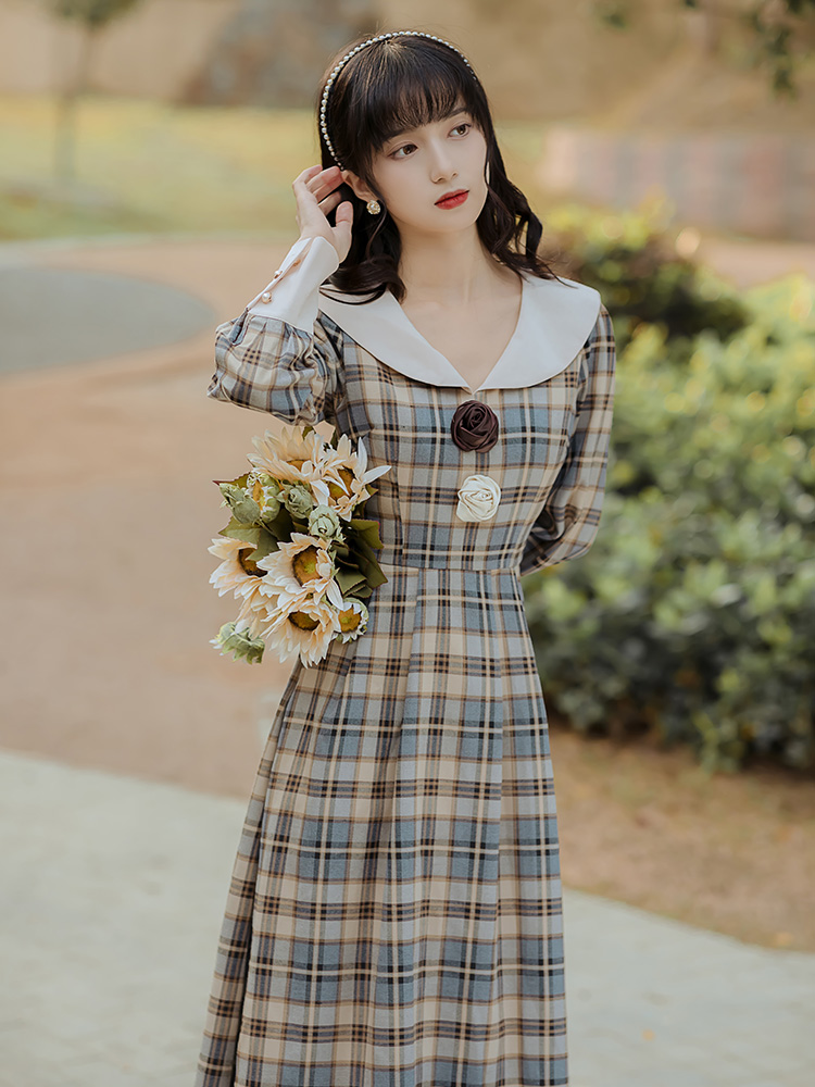 语娄法式复古格子赫本风收腰显瘦连衣裙春秋新款气质减龄文艺范中长裙
