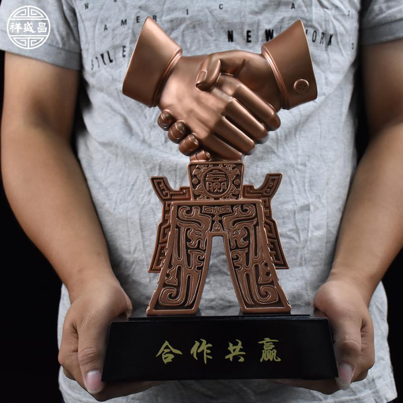 美帮汇合作共赢摆件握手办公室书架柜创意工艺装饰商务公司开业礼品定制高清大图