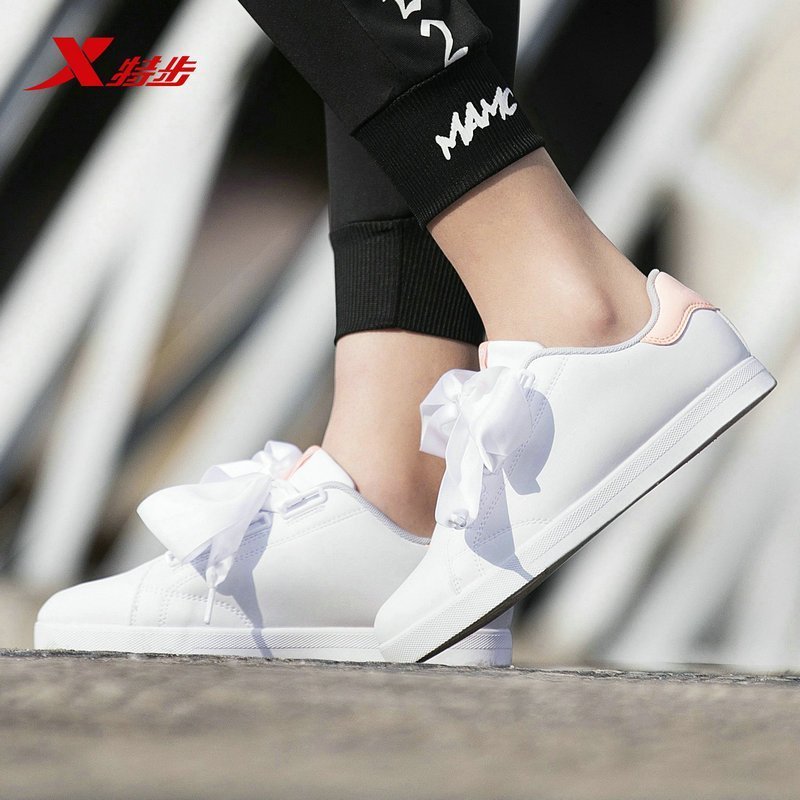 特步(Xtep)女子板鞋2018舒适经典低帮小粉鞋蝴蝶结绑带运动鞋时尚小白鞋板鞋982118319395
