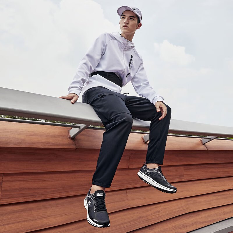 斯凯奇(Skechers)男款减震跑鞋轻便透气网布休闲运动鞋220035 黑色/白KW 41