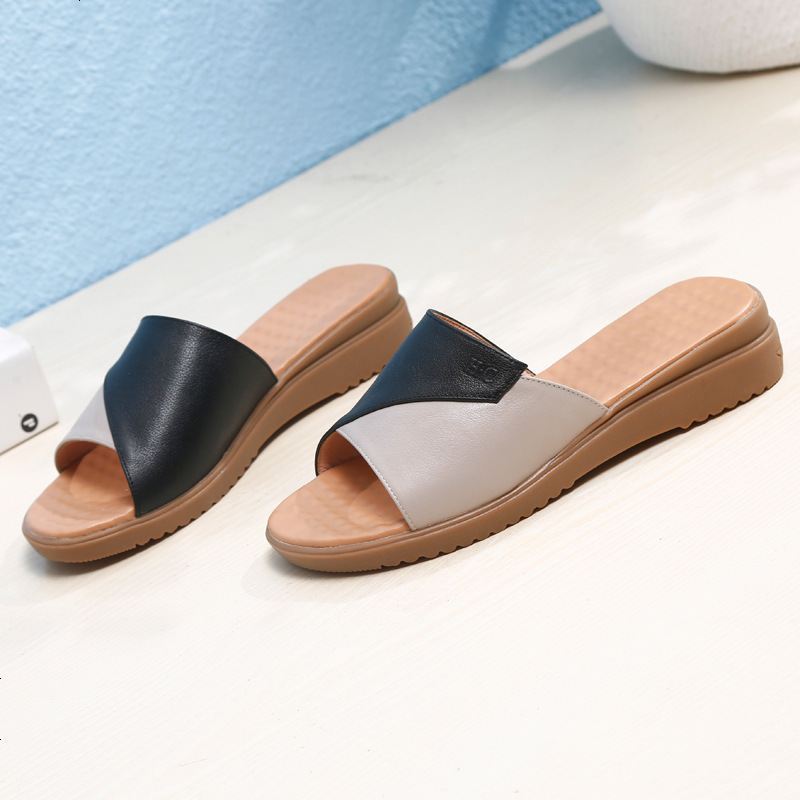 迪罗尼卡妈妈拖鞋女夏外穿平底时尚款中老年牛筋底真皮软底厚底中年凉