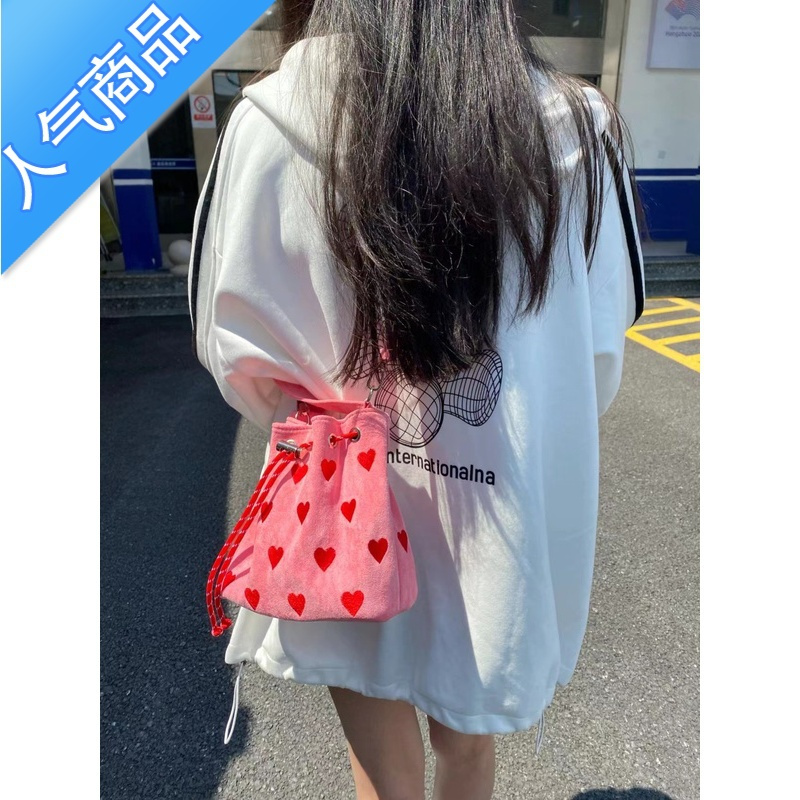 封后韩国爱心刺绣手提包女2022新款抽绳粉色帆布包单肩斜挎迷你水桶包