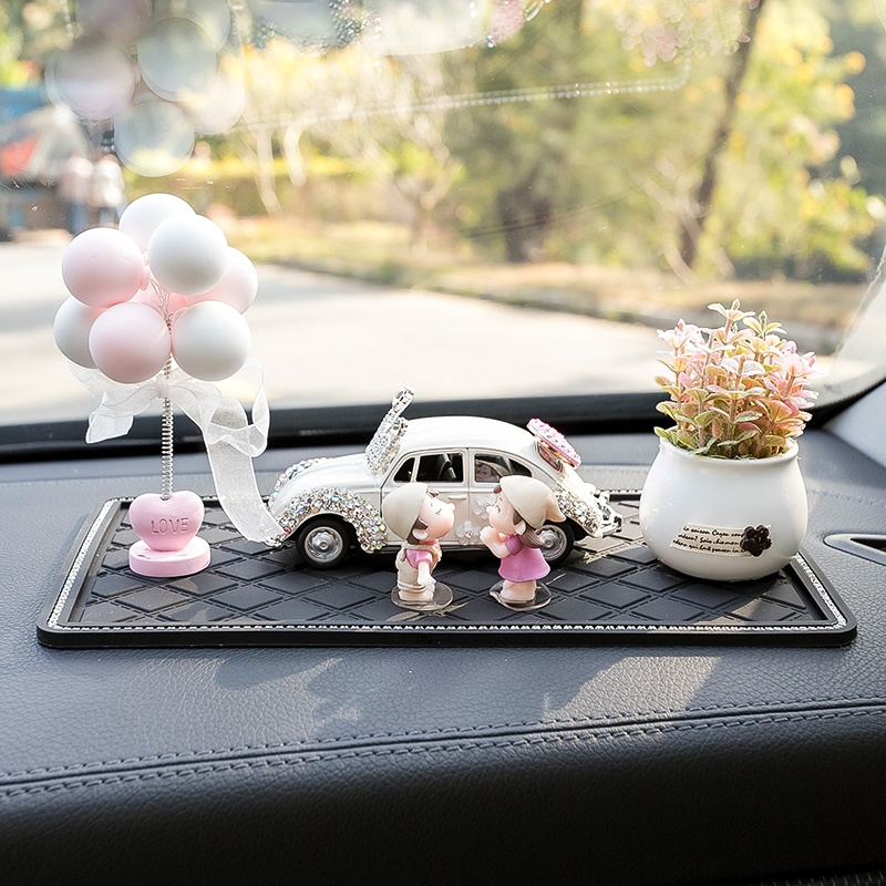敬平车内饰品摆件创意情侣镶钻汽车可爱装饰个性香水车载用品内饰帽子