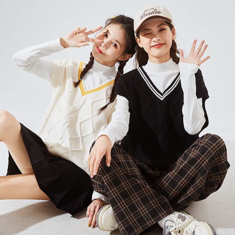 直接拍唐狮女左胸小细节圆领长袖打底衫