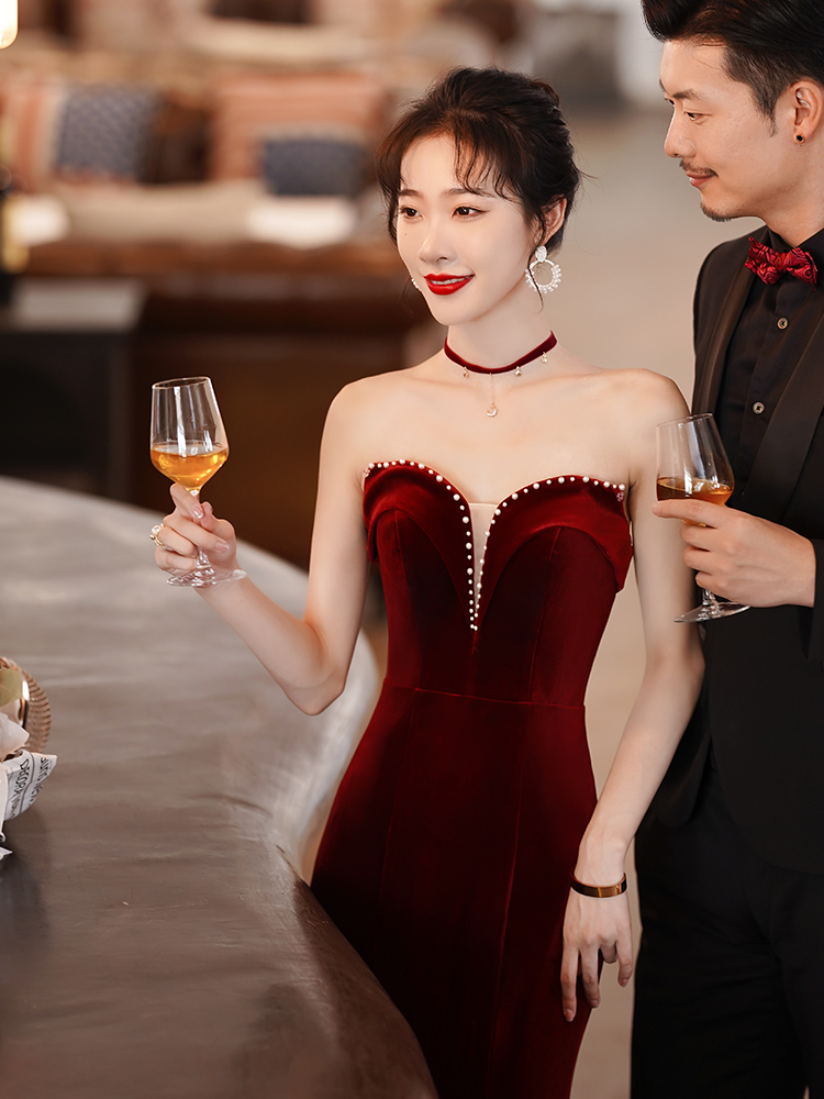 敬酒服新娘2022新款酒红色鱼尾感订婚结婚宴会抹胸晚礼服裙女