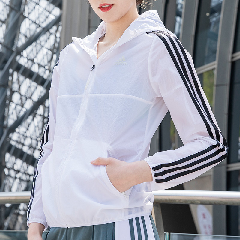 阿迪达斯外套女装2022春季新款运动服薄款梭织跑步连帽夹克GQ0564