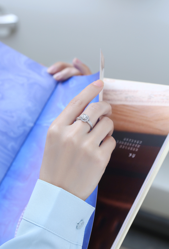 玖钻珠宝 925 银莫桑石戒指 公主圆包时尚梅花切莫桑戒指R4494高清大图