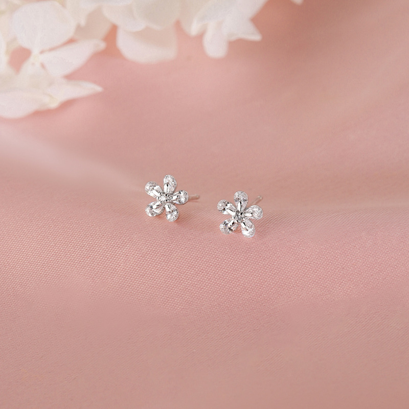 S999足银五瓣樱花耳钉女简约时尚纯银耳环镶钻睡觉免摘耳饰品批发送女朋友老婆情人节七夕生日礼物