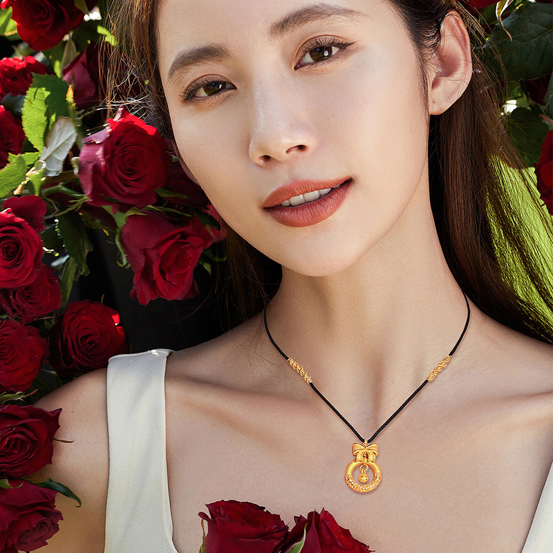 梦金园在逃公主蝴蝶结编绳项链平安扣黄金套链金箍圈黄金转运珠铃铛