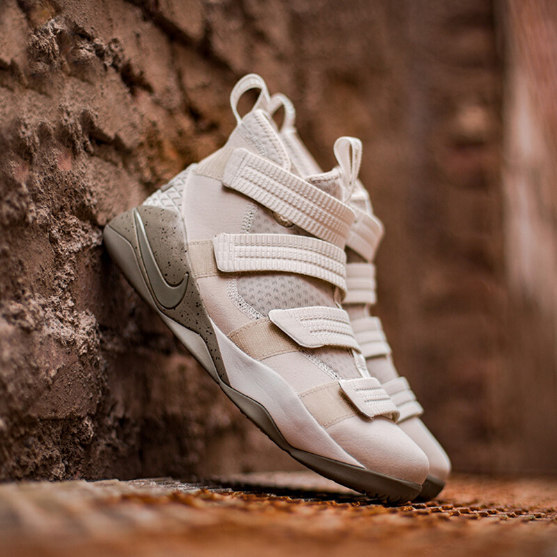 nike耐克篮球鞋男鞋2018年春季新款lbj15詹姆斯士兵15黑金飞线缓震