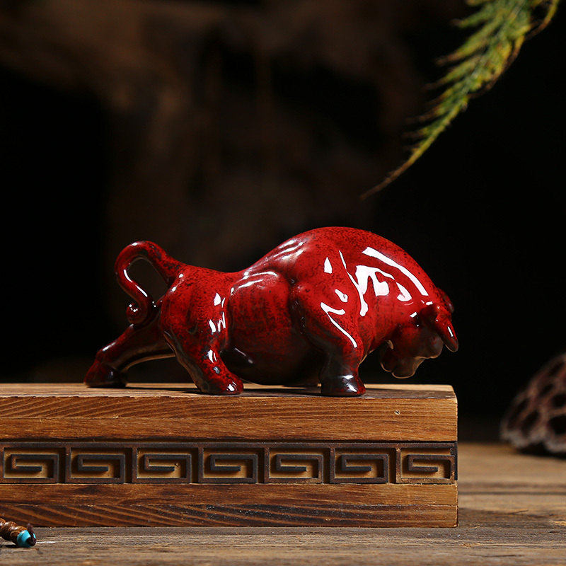 东方泥土 陶瓷红牛摆件 办公室桌面小动物摆件茶桌茶宠装饰工艺品 d69