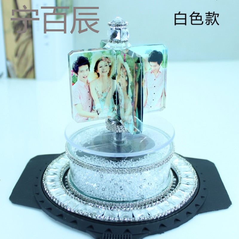 汽车摆件创意潮太阳能摇头旋转多功能车用香水座男士车内饰品