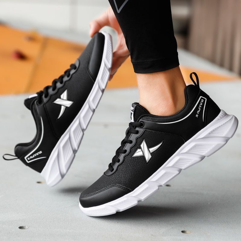 特步男鞋皮面防水秋季新款跑步鞋子潮鞋休闲运动鞋男