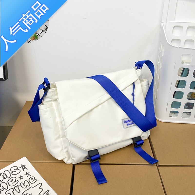 封后男士斜挎包机能日系风工装邮差包休闲ins大容量男包潮牌单肩包女 白色恐龙挂件