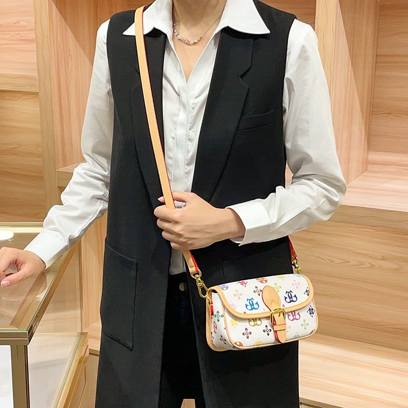 欧美时尚女士包包女2026新款超火高级感轻奢女包复古老花通勤小方包斜挎单肩包法棍小包图片