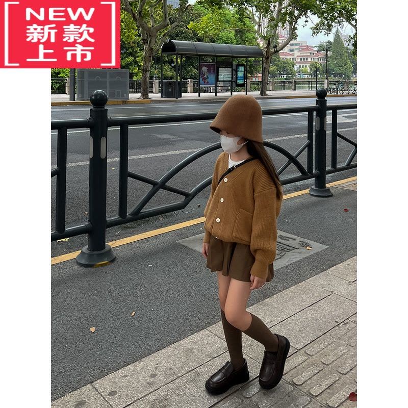 可莉允爱惨了秋天!儿童秋冬焦糖色时髦针织开衫毛衣/百褶半身裙图片