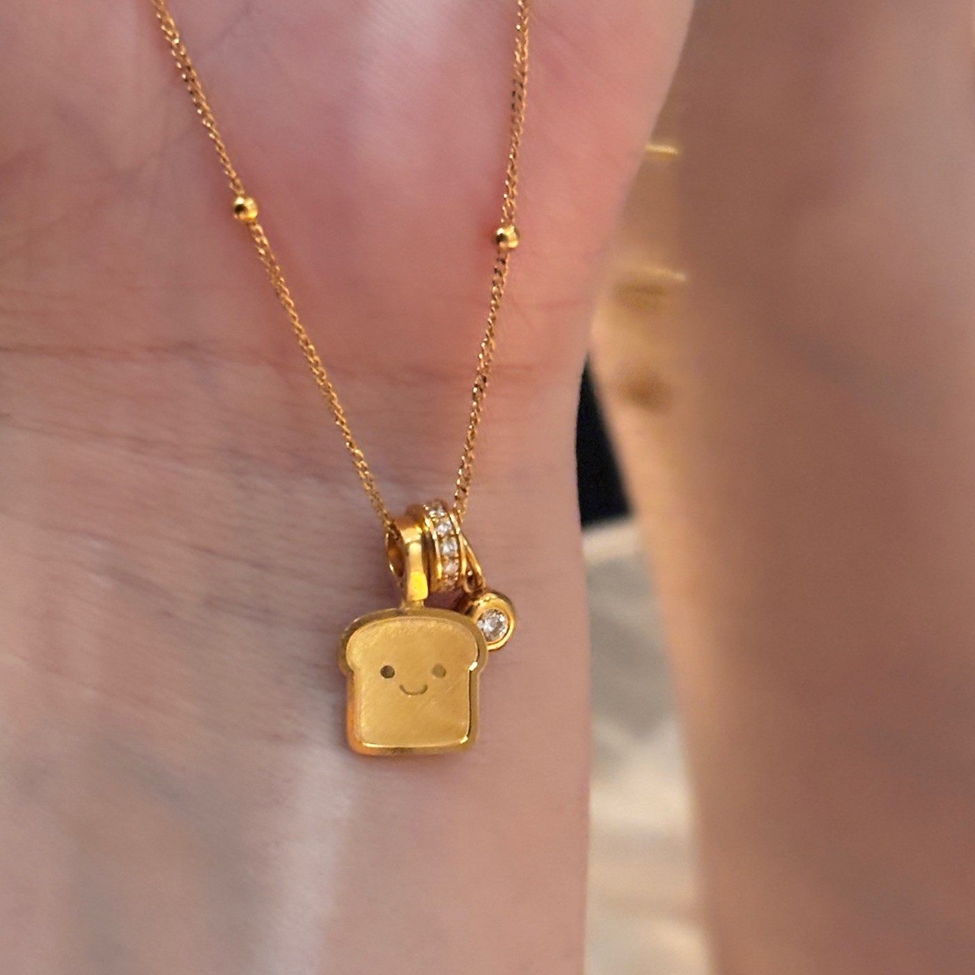 周大福ING系列吐司小面包黄金吊坠计价F237908(不含跑环小气泡)高清大图