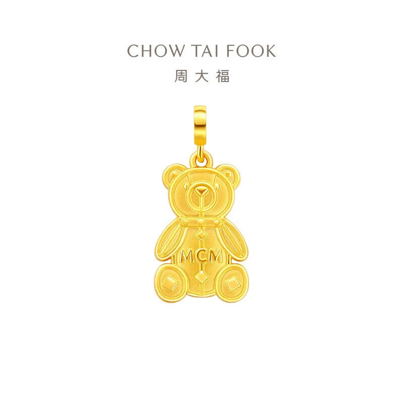 周大福MCM联名系列小熊饼干足金吊坠坐坐熊黄金转运珠女配绳 EOR1238