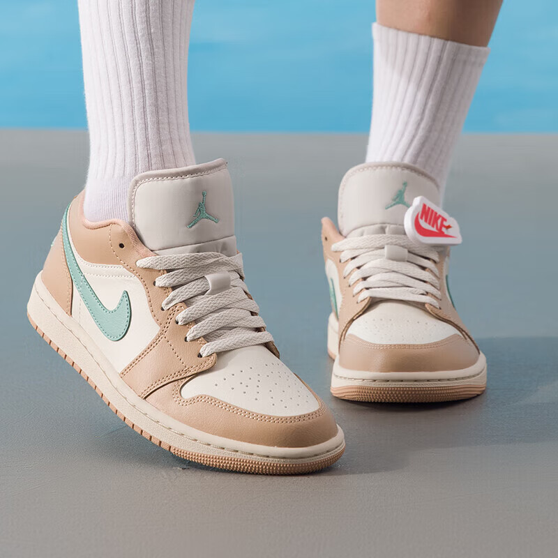 耐克(NIKE)女鞋新款运动鞋Air Jordan 1潮流时尚场下休闲低帮篮球鞋DC0774-182 ZP